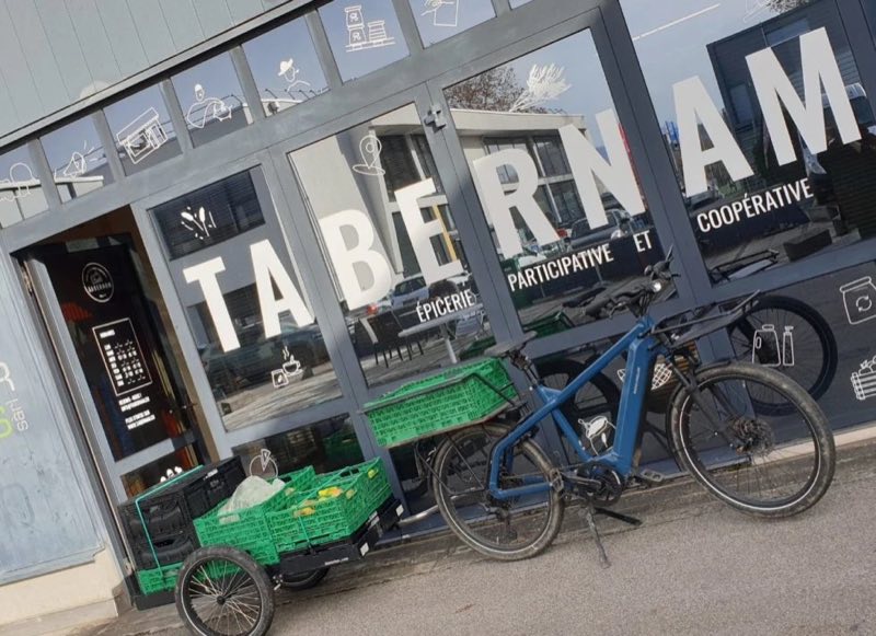 La devanture de l'épicerie Tabernam, avec le vélo de livraison de la ferme et ses caisses de légumes