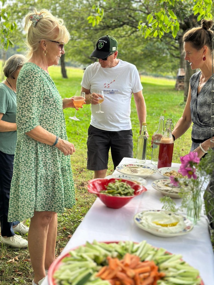 Apéritif au jardin avec les légumes de la ferme