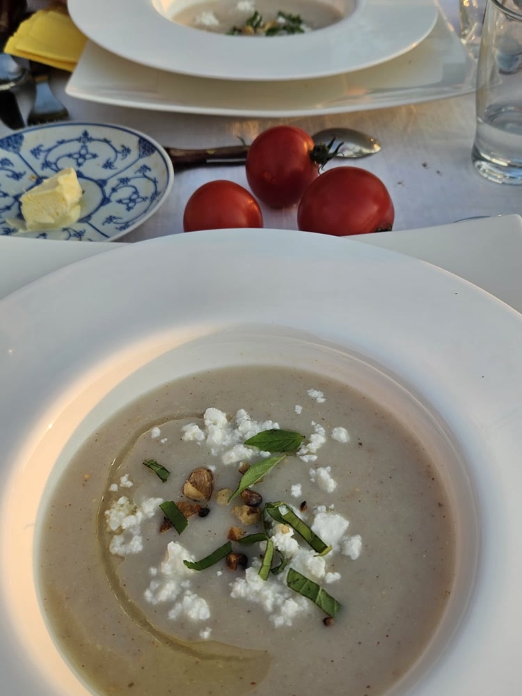 Velouté du jardin dressé à l'assiette
