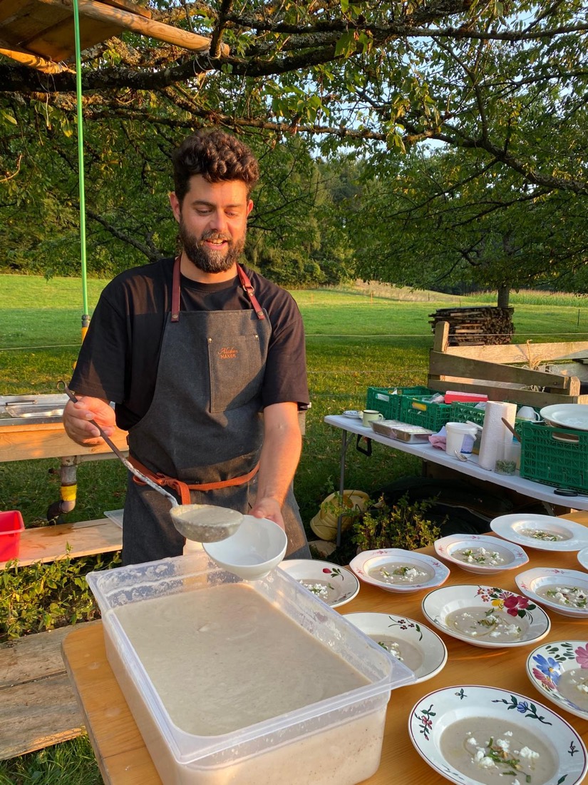 Le chef Jean-Pierre Pov dressant les assiettes à la ferme