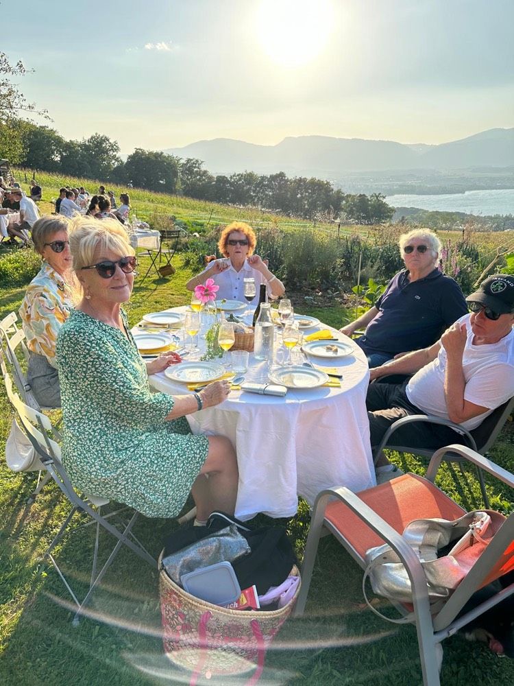 Convives attablés au soleil