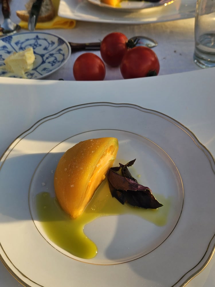 Une assiette dressée par le chef, au coucher du soleil