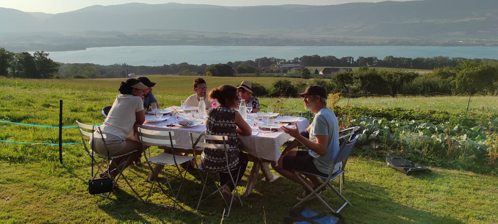 Une table dressée à la ferme, face au lac, à la lumière du soir