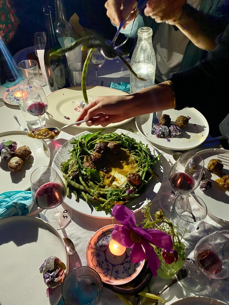 Dîner aux chandelles à la nuit tombée