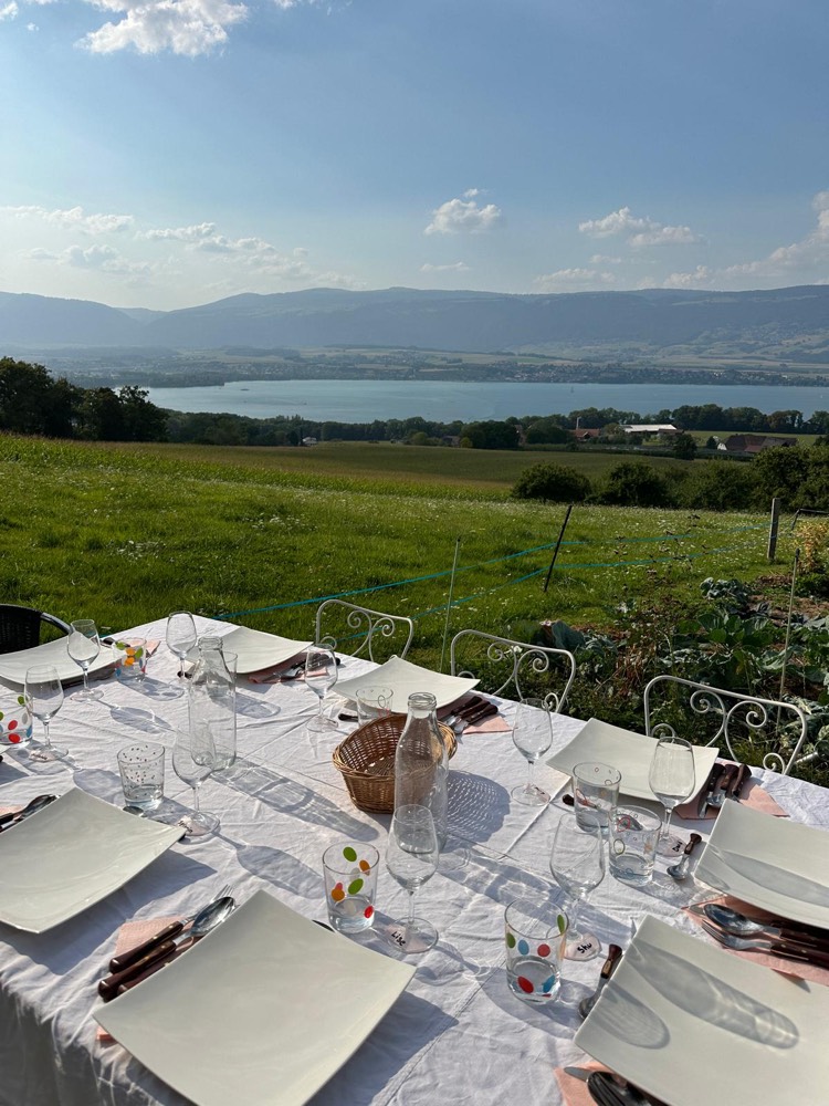 Table dressée avec vue sur le lac